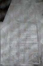 En la subida posterior al altar de la Mayor, esta lápida pertenece a Don Damián Espinosa de los Monteros